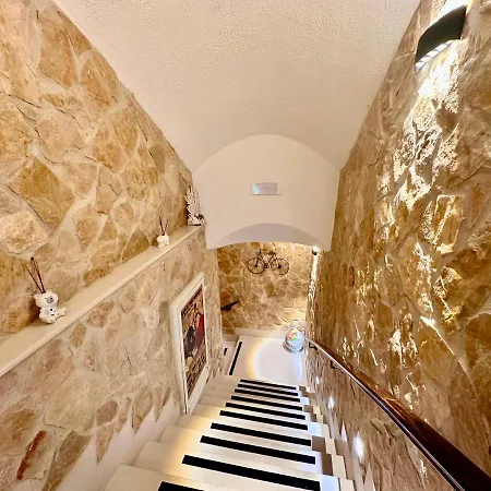 Window In The Stone 3*