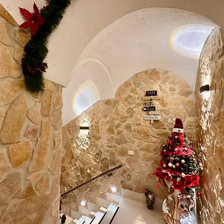 Window In The Stone 3*