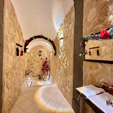 Window In The Stone 3*