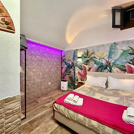 Window In The Stone 나폴리