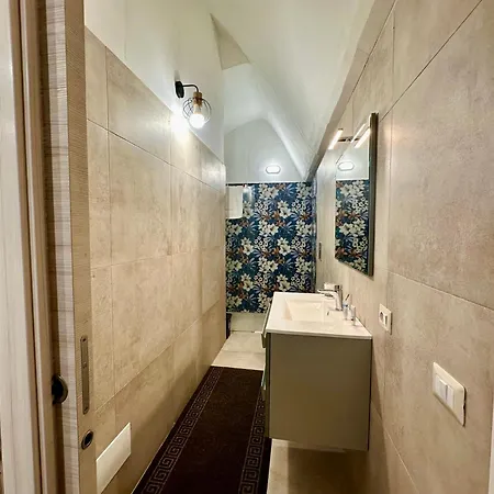 Window In The Stone 나폴리