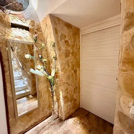 Window In The Stone 4* Neapel
